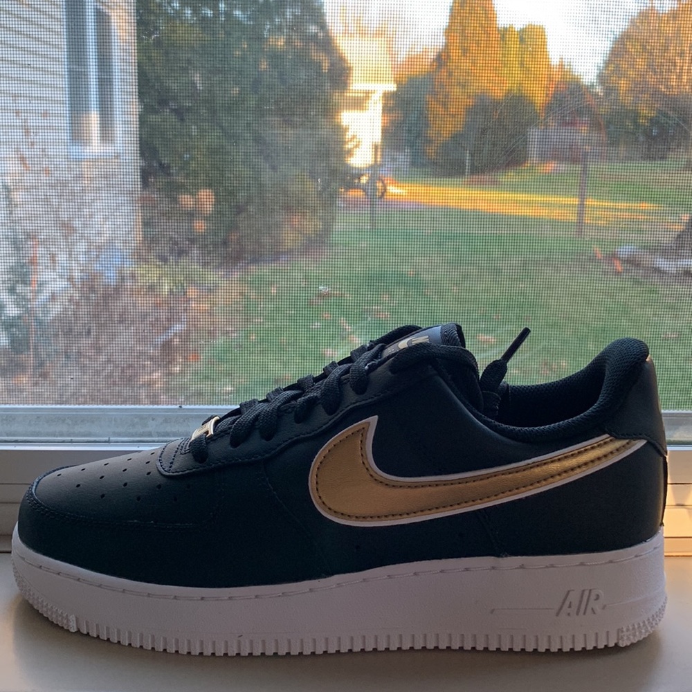 Nike Air Force 1 '07 Women's Sneakers Black/Metallic Gold & White - Picture 2 of 9